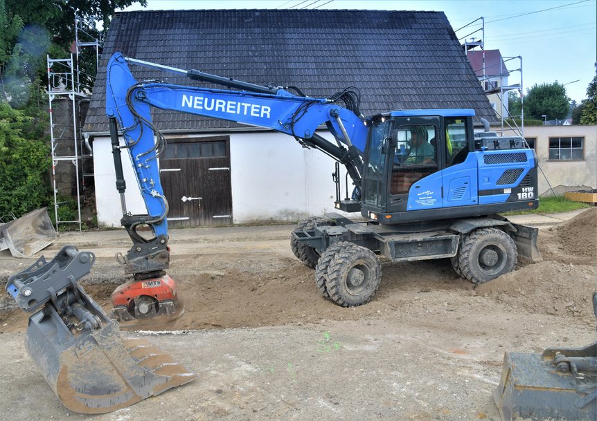 De blauwe reus in de rioleringsbouw: Neureiter zet zijn Hyundai mobiele graafmachine van 18 ton in